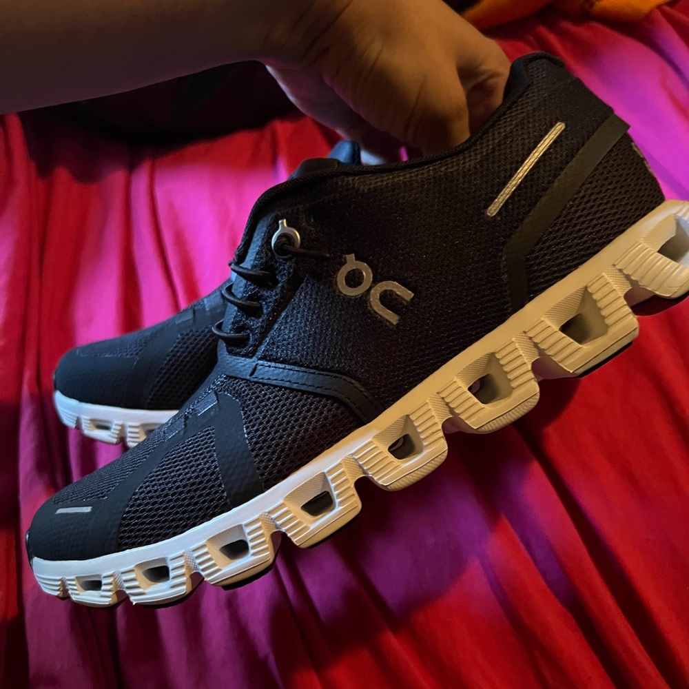 New On Cloud 5 Size 7 Shoes Black and White